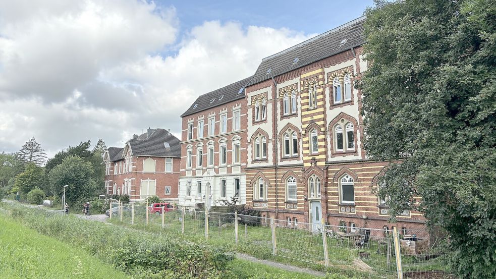 Der Bauzaun steht seit Anfang Juli um die drei historischen Häuser an der Ligariusstraße, die abgerissen werden sollen. Mehr ist bislang nicht passiert. Noch sind Bewohner drinnen. Fotos: Hanssen/Archiv