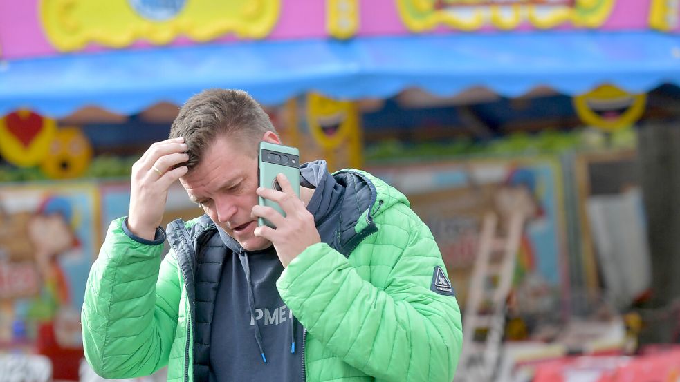 Ohne Smartphone geht für Michael Meyer derzeit gar nichts. Der Marktmeister des Gallimarkts koordiniert den Aufbau der Buden und Fahrgeschäfte. Foto: Ortgies