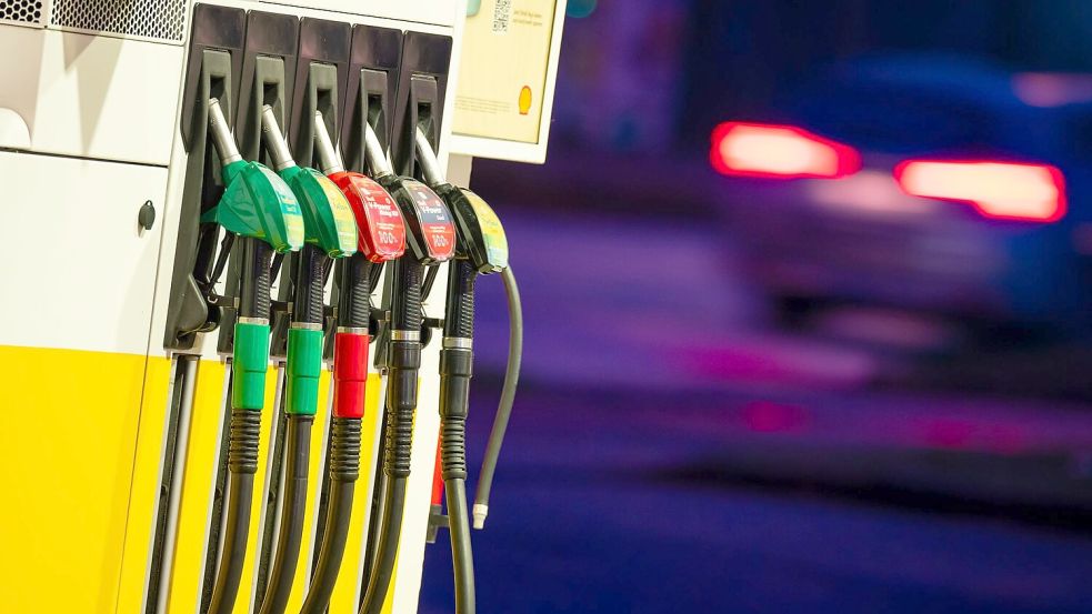 Ein Auto fährt am frühen Morgen an der Zapfsäule einer Tankstelle vorbei. Foto: Jonas Walzberg/dpa