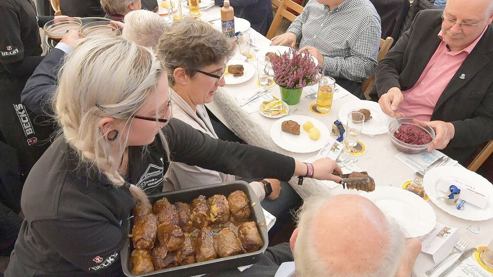 Seit vielen Jahren werden bei der Gallimarkt-Eröffnung im Festzelt Rouladen serviert. Foto: Ortgies/Archiv