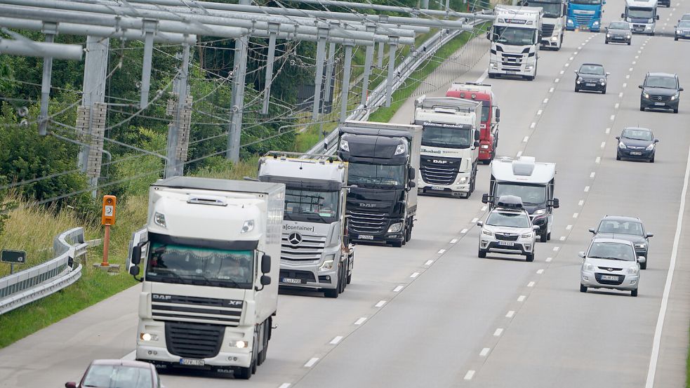 Nicht nur in Schleswig-Holstein: Noch laufen auf drei Autobahnen Versuche mit Oberleitungen für Lastwagen. Foto: dpa/Marcus Brandt