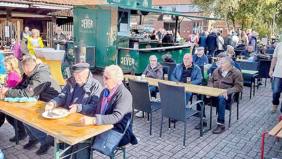 Die Gäste ließen es sich bei strahlendem Sonnenschein an den Essens- und Getränkeständen rund um die Bockwindmühle gut gehen. Foto: privat