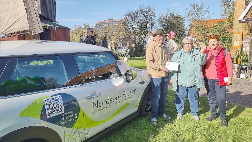 Anja Eggert (Mitte) gewann den Hauptpreis der Tombola: ein Abenteuerwochenende mit dem „Nordsee Flitzer“. Foto: privat