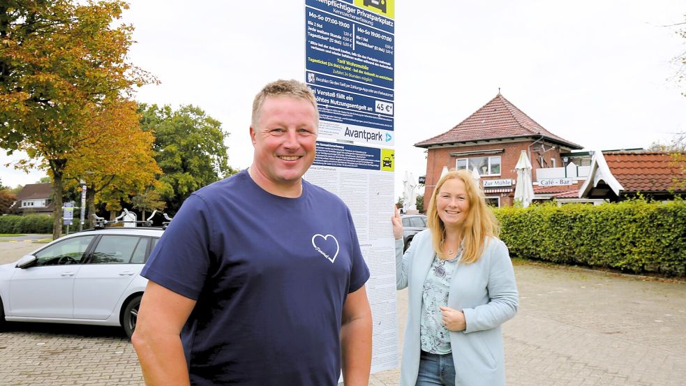 Auch wenn das neue Parksystem von Bayern aus betrieben wird, gibt es mit Jürgen Focken als Platzwart des Campingplatzes und Kerstin Fleßner als Leiterin der Tourist-Info Ansprechpartner in Timmel. Foto: Böning