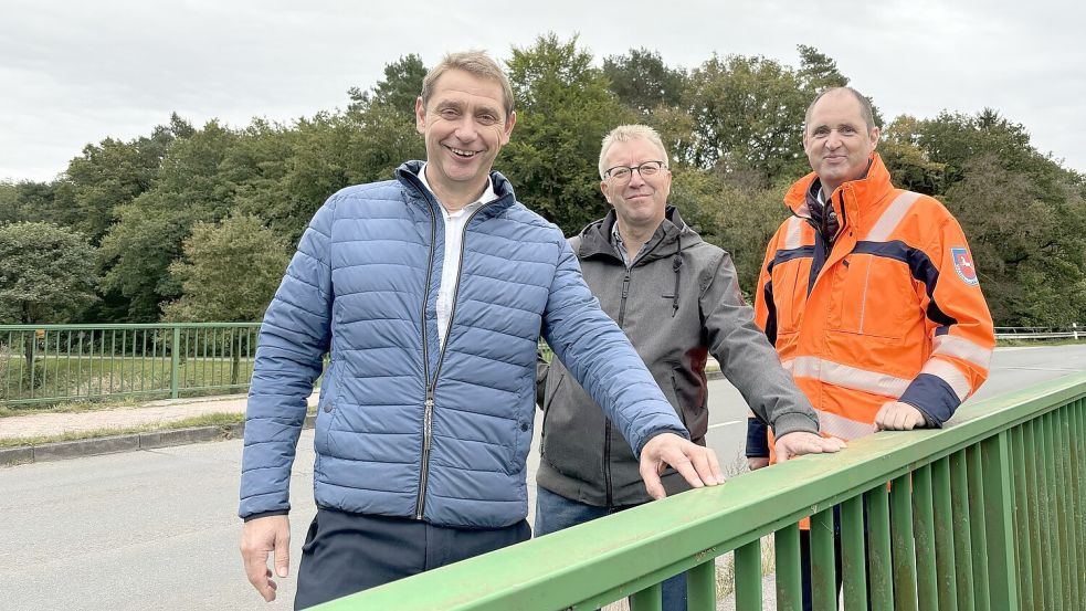 Bürgermeister Heinz Trauernicht (von links), Bauamtsleiter Hinrich Becker und Frank Buchholz, Leiter der Niedersächsischen Landesbehörde für Straßenbau und Verkehr, haben die Raiffeisenbrücke in Uplengen besichtigt. Foto: Heinig