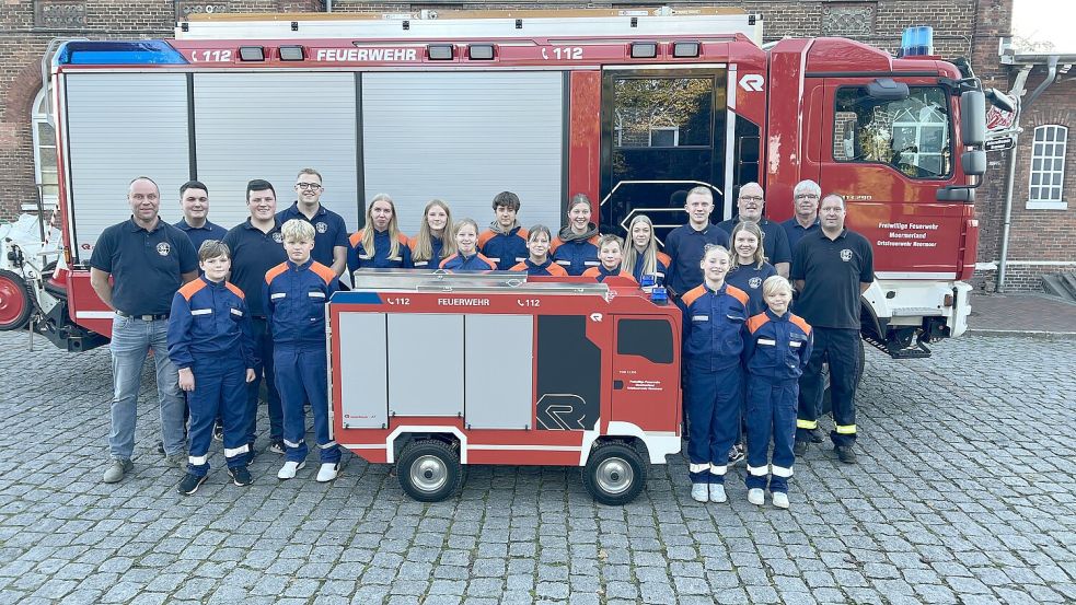 Das Foto zeigt die fleißigen Baumeister und Einsatzkräfte der Feuerwehr Neermoor mit Mitgliedern der Jugendfeuerwehr. Sie können mit ihrem Bollerwagen jetzt Ausrüstungsgegenstände transportieren. Foto: privat