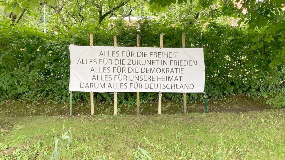 In Loquard hat ein Anwohner dieses Schild in seinen Garten gestellt. Foto: Archiv/Privat