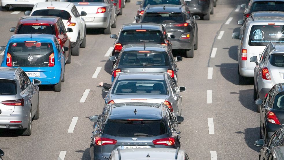 Die Fahrzeugdichte auf Deutschlands Straßen ist wieder gestiegen. Foto: Marijan Murat/dpa