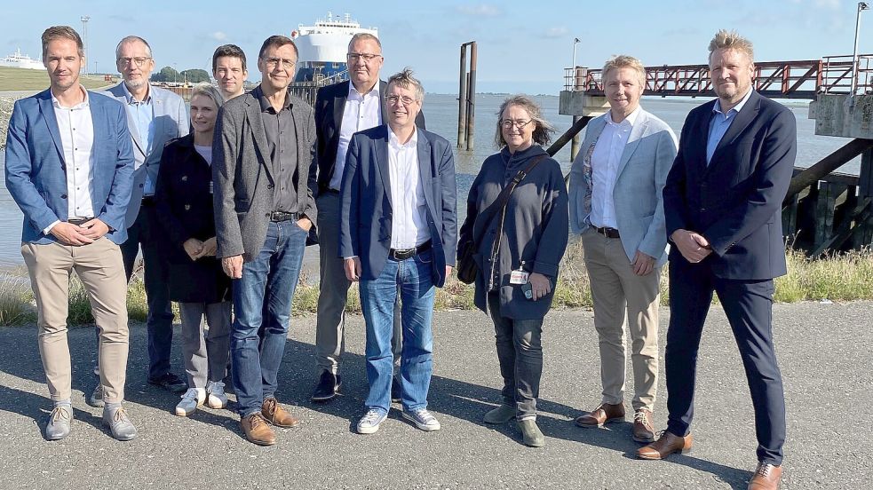 Machten sich ein Bild vor Ort (von links): Manfred de Vries (Autoport), Aiko Hollander (NPorts), Cornelia Scupin (MU), Reinhard Hegewald (Seaport Emden), Jan Remmers (Anker), Dirk Post (NLWKN), Martin Schäffer (MU), Katrin Rosenberg (MW), Uwe Jacob (MW) und Jens Peters (Stadt Emden). Im Hintergrund die Lücke zwischen Emskai und Emspier, die 2027 mit dem Großschiffsliegeplatz geschlossen werden soll. Foto: privat