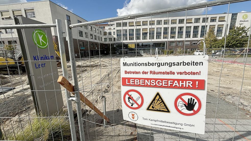 Dieses Hinweisschild hängt am Bauzaun vor dem Klinikum Leer. Foto: Bothe