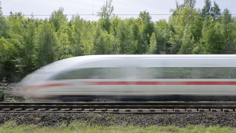 Alle Unternehmen, die die Infrastruktur der Bahn nutzen, müssen die sogenannte Schienenmaut zahlen, auch die Verkehrsunternehmen der Bahn selbst. (Archivbild) Foto: Boris Roessler/dpa