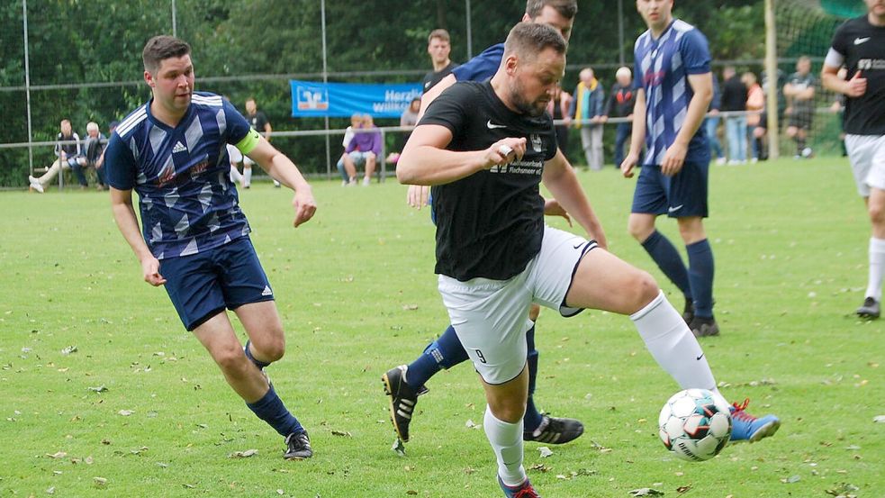 Westoverledingens Trainer Ralf Hillmer – eigentlich Feldspieler – stand am Sonntag zum ersten Mal im Tor. Foto: Reemts