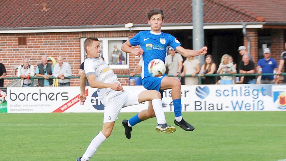 BW Papenburg (in Blau Wilko Docter) will seinen Aufwärtstrend gegen Germania Leer bestätigen. Foto: Reemts