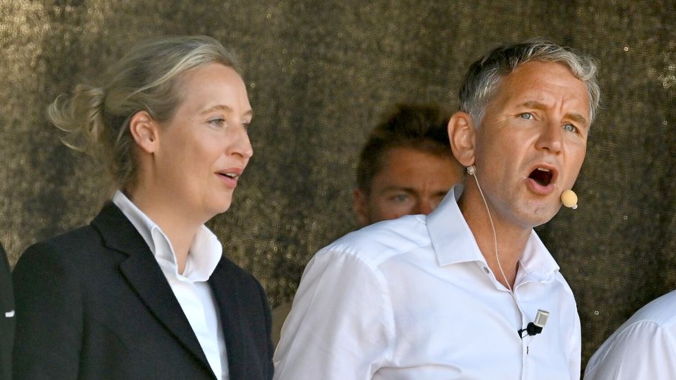 Früher ging Alice Weidel auf Distanz zum Thüringer AfD-Landesvorsitzenden, Björn Höcke, der zu den wichtigsten Vertretern der Rechtsaußen-Strömung der Partei zählt – inzwischen treten beide gemeinsam im Wahlkampf auf. (Archivbild) Foto: Martin Schutt/dpa