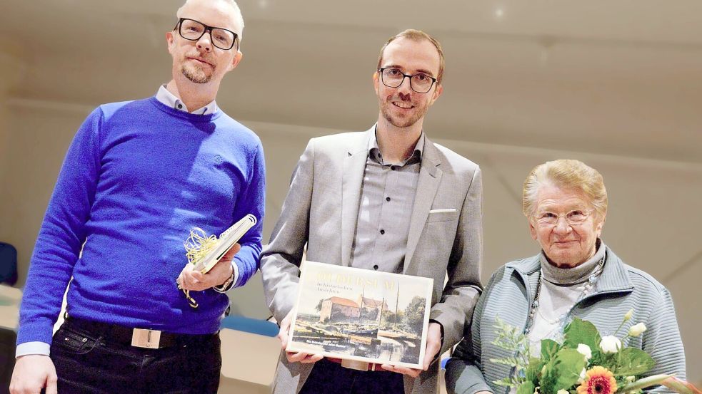 2022 haben Julian Machner (links) und Rita Badewien (rechts) das Buch "Oldersum in alten Ansichten" veröffentlicht. Mit Bürgermeister Hendrik Schulz stellten sie es damals vor. Foto: Lüppen/Archiv