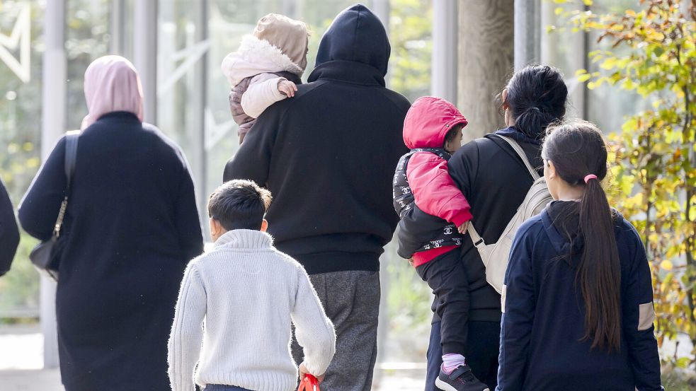 Geflüchtete sind auf einer Straße unterwegs. Noch immer suchen Menschen in Niedersachsen Schutz. Foto: Stratenschulte/DPA