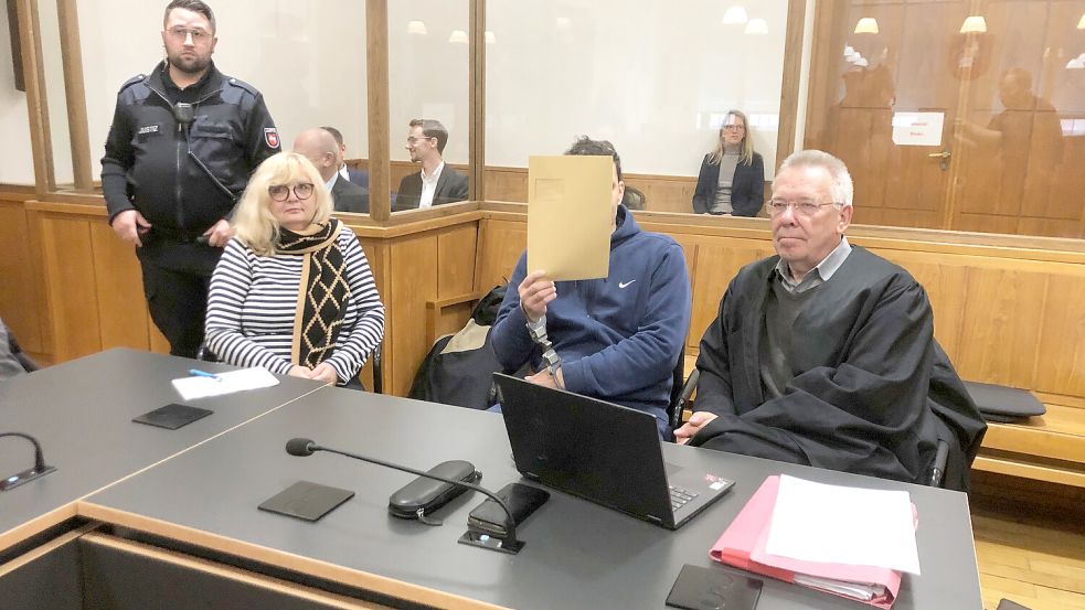 Einer der wegen mutmaßlichen Drogenhandels Angeklagten sitzt neben seinem Rechtsanwalt Rainer Nitschke (rechts) und einer Dolmetscherin im Saal des Landgerichts Oldenburg. Foto:Stock/dpa