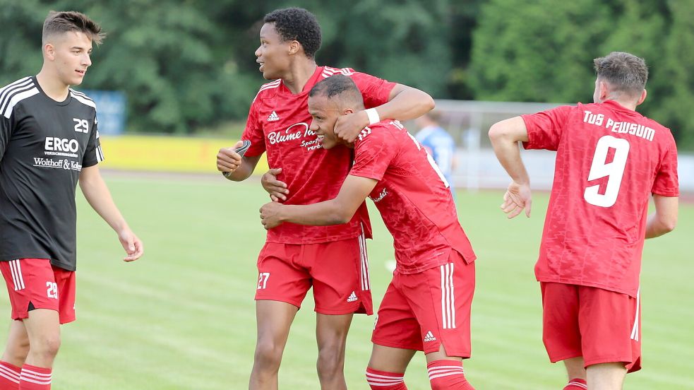 Pewsums Brayan Asprilla (Zweiter von rechts) wurde eingewechselt und machte in Großefehn den Sieg perfekt.