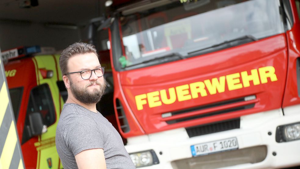 Ortsbrandmeister Bernd Saathoff kann sich auf ein neues Feuerwehrhaus und zwei neue Fahrzeuge freuen. Foto: Romuald Banik