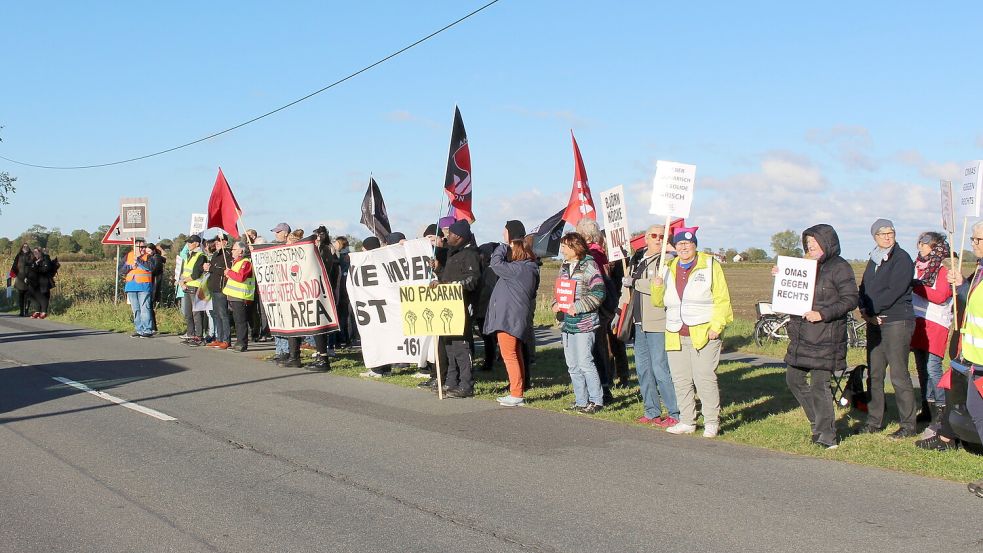 Demonstranten an der Straße nach Werdum, gegenüber einer AfD-Veranstaltung. Foto: Oltmanns