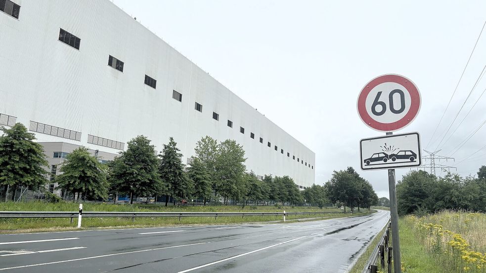 Auf Teilen der Rheiderlandstraße – wie entlang einer Halle der Meyer Werft – gilt Tempo 60. Foto: Vogt