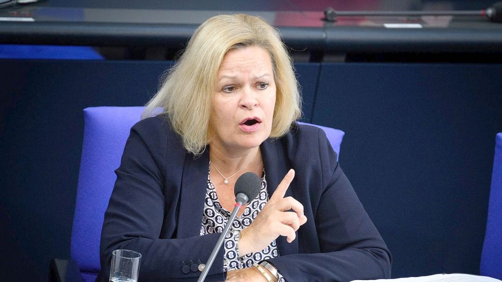 Aufgrund einer Fußverletzung stand Bundesinnenministerin Nancy Faeser (SPD) bei der Befragung durch die Abgeordneten nicht am Rednerpult, sondern nahm auf der Regierungsbank Platz. Foto: Bernd von Jutrczenka/dpa