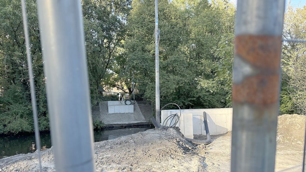 Blick durch den Bauzaun von der Wallseite: Hier muss noch ordentlich Füllsand aufgeschüttet werden, damit die neue Brücke keine Rampe bleibt. Foto: Schuurman