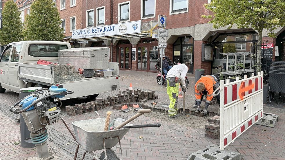 Am Mittwochvormittag, 9. Oktober 2024, wurden die Pflastersteine rund um die absenkbaren Poller ausgehoben. Foto: Hanssen