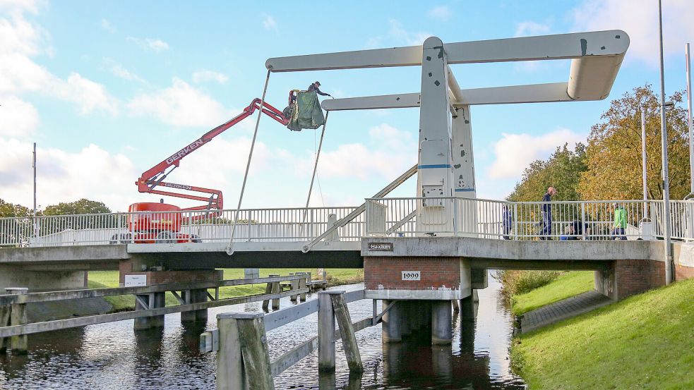 Die Brücke über den Ems-Jade-Kanal in Haxtum wird derzeit saniert. Ein Rostschutz wird aufgetragen. Fotos: Romuald Banik