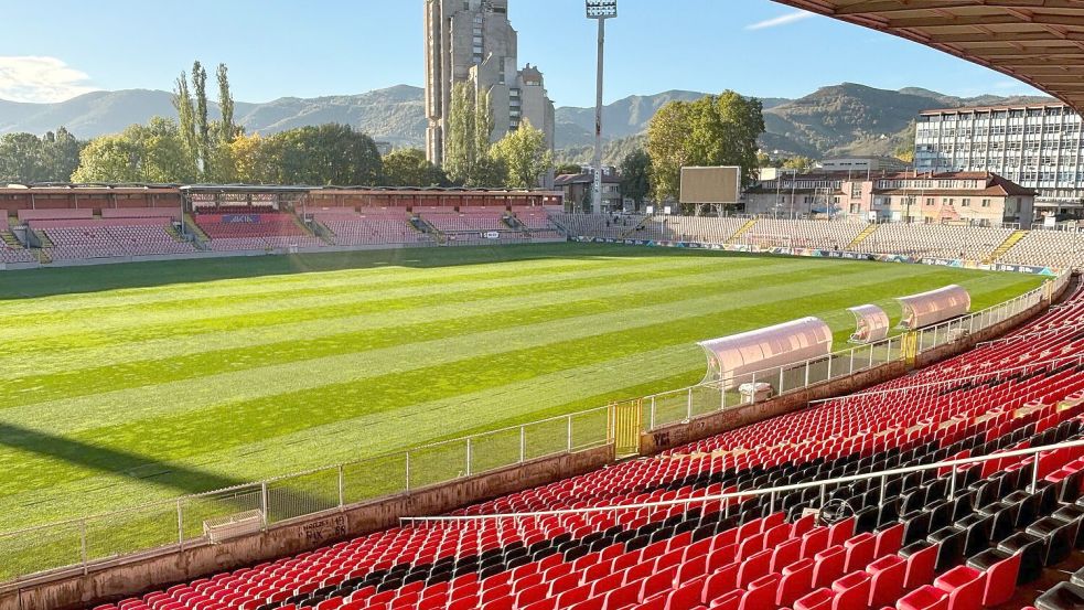 Das Stadion in Zenica: Kleine Bühne für Alexander Nübels größtes Spiel. Foto: Jan Mies/dpa