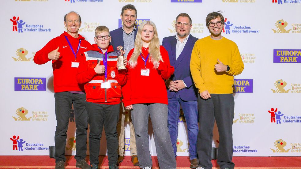 „Retterherzen“-Projektleiter Jurij Ils (Vorsitzender des Vereins Jugendwerk in Wittmund), Schüler Mick, Holger Hofmann (Bundesgeschäftsführer Deutsches Kinderhilfswerk), Schülerin Sofia, Siegfried Barth (Vorstand Deutsches Kinderhilfswerk) und Laudator Elias Honig von der Popband Honigkuchenpferde bei der Verleihung des Kinder- und Jugendpreises im Europark in Rust. Foto: privat