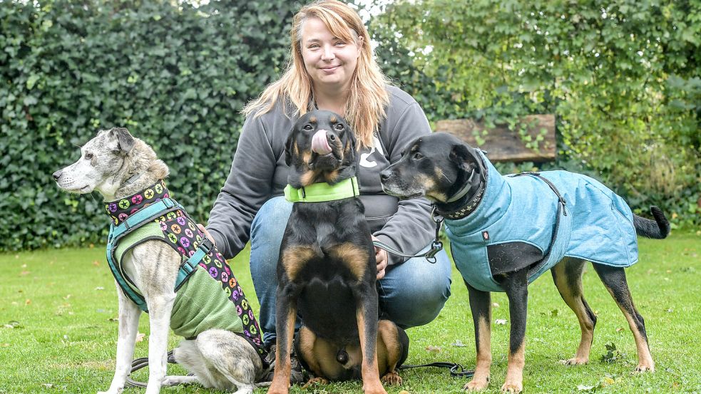 Sabrina Driftmann sucht in Aurich eine Wohnung für sich und ihre drei Hunde. Foto: Ortgies