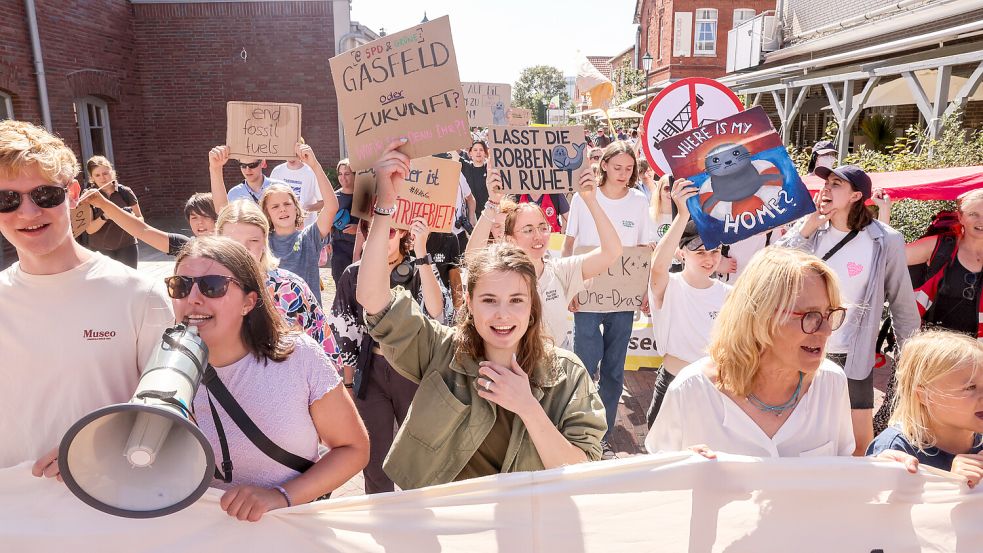 Angeführt von Umwelt-Aktivistin Luisa Neubauer (Mitte) wurde auf Borkum im August gegen das Gasvorhaben protestiert. Foto: Hock