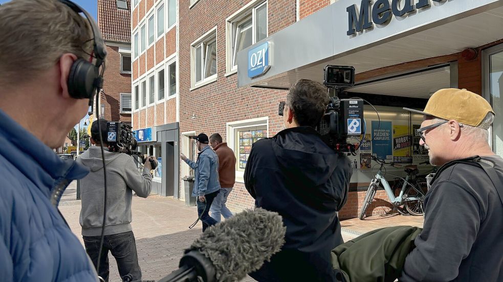 Auf dem Neuen Markt in Emden starteten am Freitag die Dreharbeiten für die Sendung „Martin Rütter – Die Welpen kommen“. Foto: Schuurman