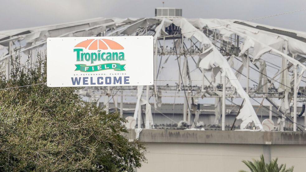 Blick auf das zerstörte Dach des Baseball-Stadions Tropicana Field in St. Petersburg in Florida. Foto: Mike Carlson/AP/dpa