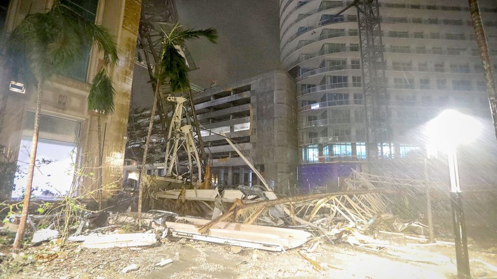 In St. Petersburg in Florida ist ein Kran an einer Baustelle auf eine Straße gestürzt. Foto: Chris Urso/Tampa Bay Times/AP/dpa