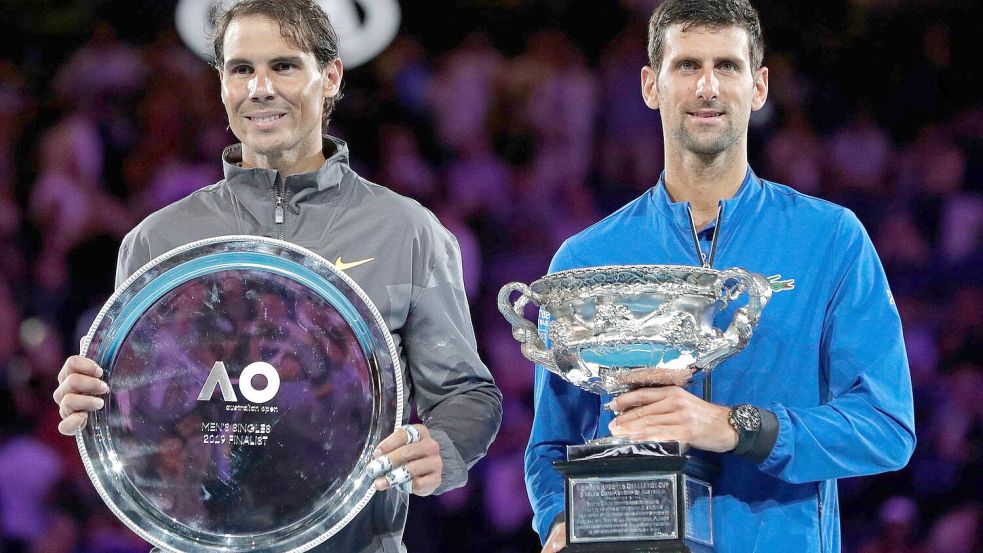 Novak Djokovic (r) will Rafael Nadal bei seinem letzten Spiel die Ehre erweisen. Foto: Aaron Favila/AP/dpa