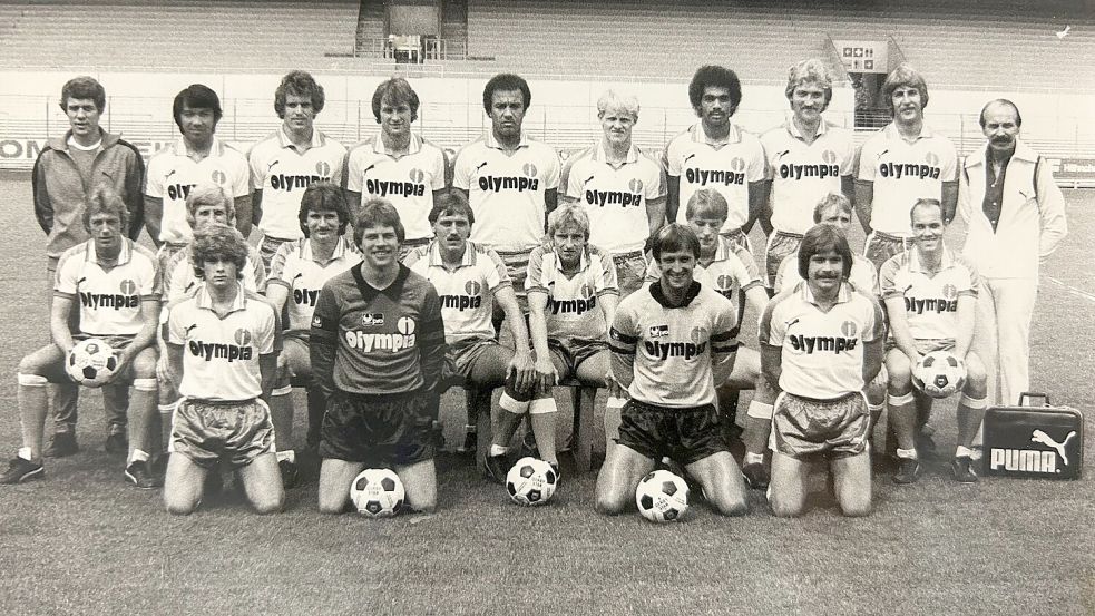 Dieter Burdenski (Zweiter von vorne rechts) stand zwischen 1972 und 1988 im Tor von Werder Bremen. Eine Zeit lang bildete auch Ostfriese Hermann Rülander (Zweiter von vorne links) ein Torwart-Team mit „Budde“. Dieses Foto entstand vor der Saison 1981/1982. Foto: Privat