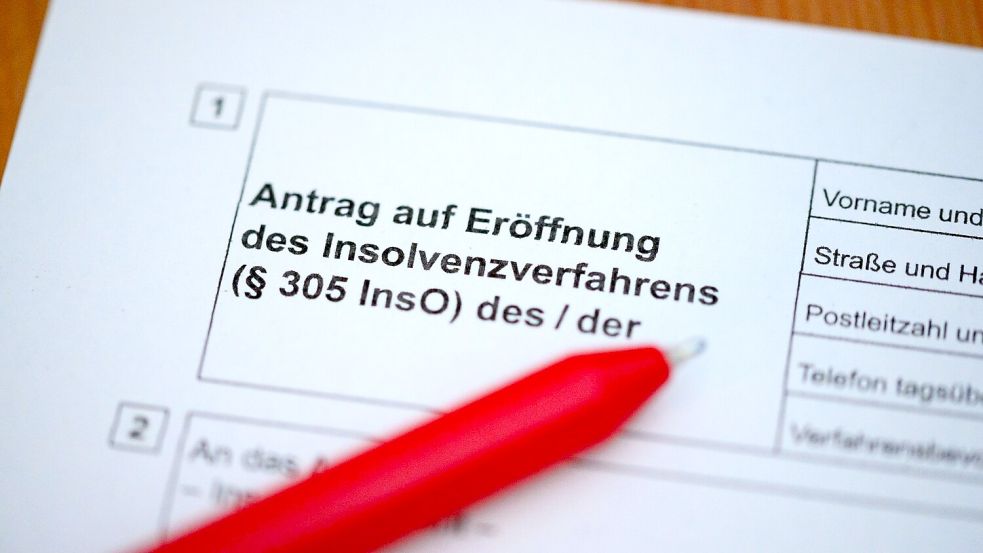 In Deutschland haben auch im September deutlich mehr Firmen Insolvenz angemeldet als ein Jahr zuvor. (Foto Illustration) Foto: Jonas Walzberg/dpa