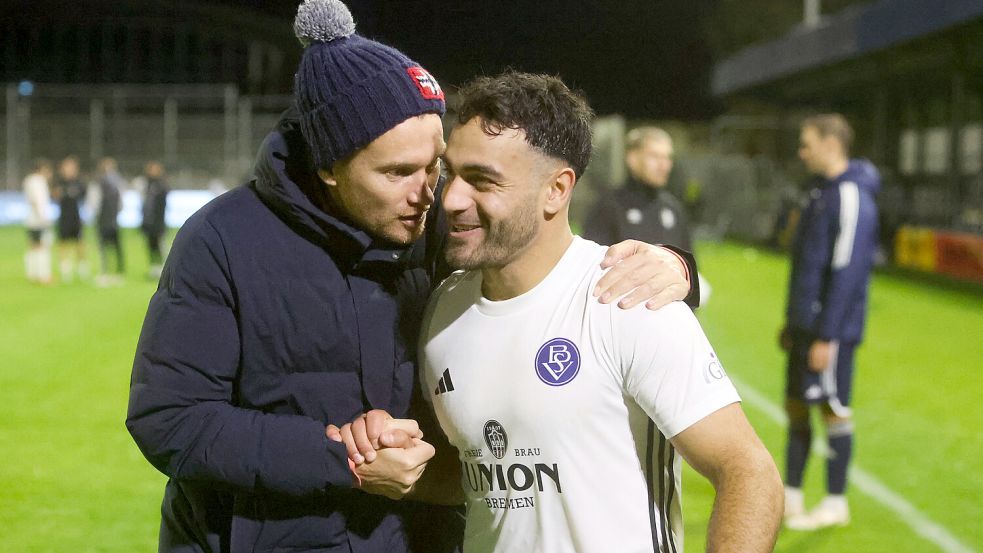 Der Torjäger und Ex-Emder Nikky Goguadze tauschte sich nach dem Spiel des Bremer SV in Emden intensiv mit Henning Rießelmann aus. Foto: Doden/Emden