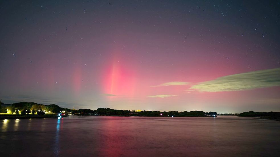 Die bunten Lichter waren in der Nacht zu Freitag selbst in Südfrankreich in La Grande-Motte am Mittelmeer zu sehen. Foto: Markus Hibbeler/dpa