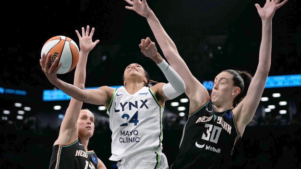 Leonie Fiebich (li.) hat mit den New York Liberty im ersten Spiel der WNBA-Finals gegen die Minnesota Lynx verloren. Foto: Pamela Smith/AP/dpa