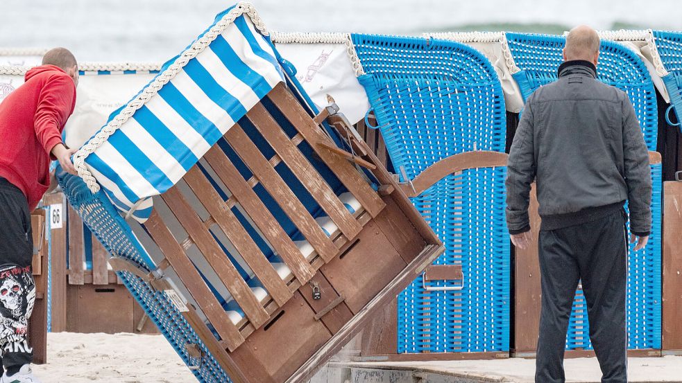 Spätestens mit Beginn der Sturmflutsaison werden die Strandkörbe in der Regel ins Winterquartier gebracht. Foto: Sauer/dpa