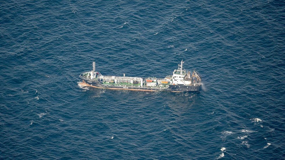 Das Tankschiff soll in den Rostocker Hafen geschleppt werden. Foto: Hannes P Albert/dpa