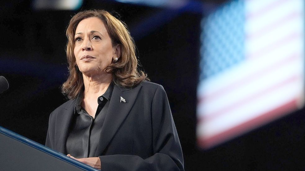 Kamala Harris hat es kurz vor der US-Präsidentschaftswahl erneut auf das Cover der Modezeitschrift „Vogue“ geschafft. (Archivbild) Foto: Mark Schiefelbein/AP/dpa