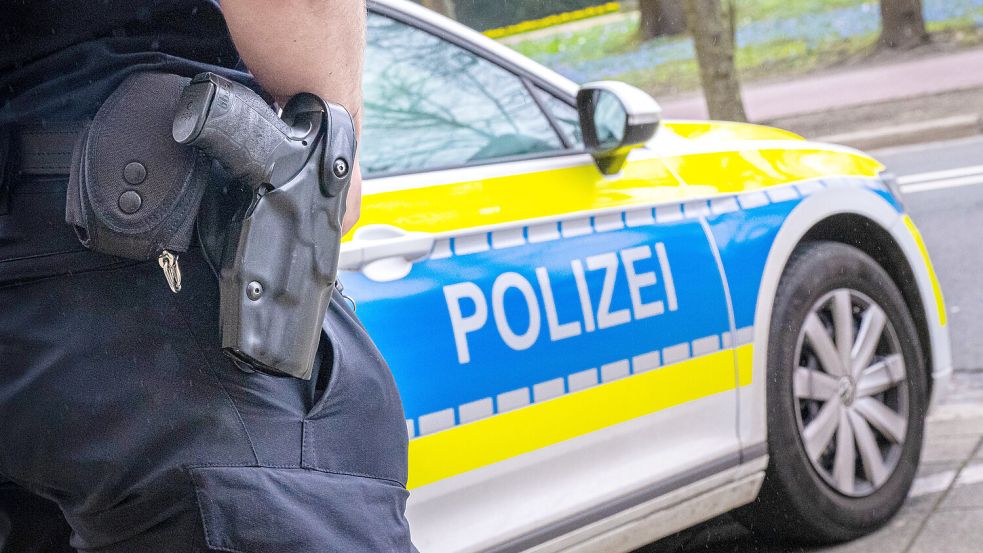 Als die Einsatzkräfte eintrafen, sei der Mann aus seiner Wohnung gekommen und habe die Polizisten im Hausflur mit einem Hammer angegriffen. Foto: dpa/Sina Schuldt