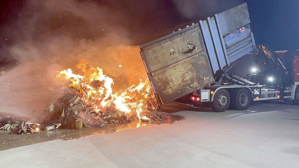 Das Feuer entfachte in einer Müllpresse für Altpapier. Foto: Feuerwehr