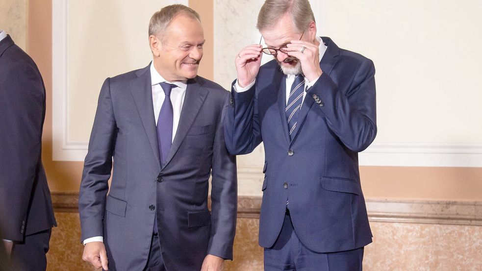 Der polnische Regierungschef Donald Tusk mit seinem tschechischen Kollegen Petr Fiala. (Archivbild) Foto: Barbora Vizváryová/TASR/dpa