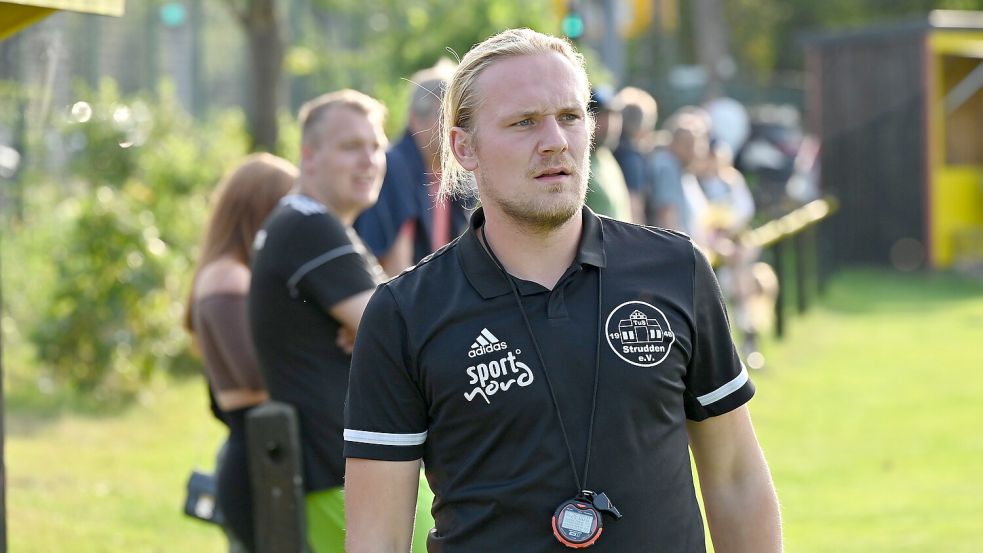 Struddens Trainer Thilo Janßen macht seiner Mannschaft keinen Vorwurf. Der Einsatz, das Fußballerische stimmt. Nur wurden Fehler hinten bestraft und vorne die Chancen zu selten genutzt. Foto: Steenhoff