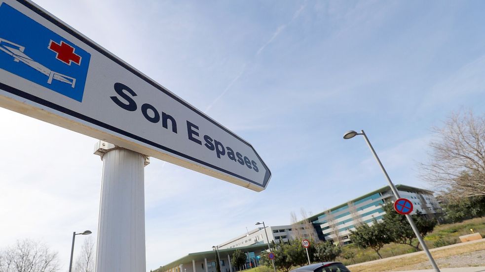 Die Geretteten wurden in das Krankenhaus Son Espases in Palma gebracht. Foto: Clara Margais/dpa